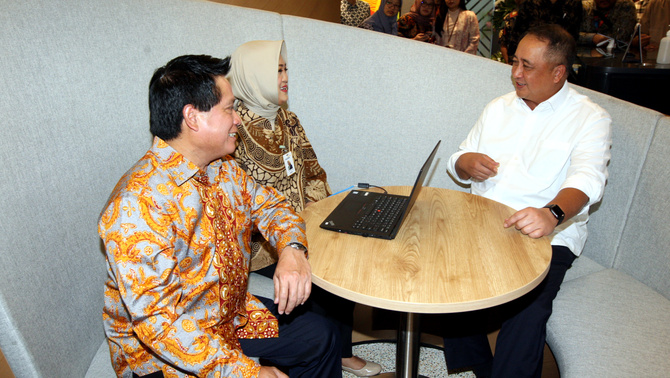 Direktur Utama Bank Mandiri Royke Tumilaar (kanan), didampingi  Wakil Direktur Utama Bank Mandiri Hery Gunardi (kiri), berbincang dengan petugas bank saat peresmian kantor cabang beraroma digital yang baru diperkenalkan di Mal Senayan City, Jakarta, Rabu (11/3/2020). Bank Mandiri mendesain ulang kantor cabang di kawasan pusat belanja tersebut dengan konsep kekinian dan berorientasi pada edukasi digital untuk mengantisipasi maraknya penggunaan transaksi digital oleh nasabah. 