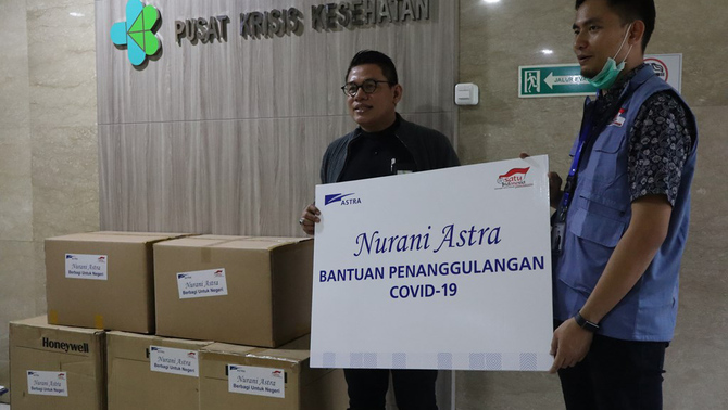 Team Leader Environment & Social Responsibility Astra Mohammad Taufan (kanan) menyerahkan bantuan kepada Kepala Bagian Tata Usaha Pusat Krisis Kesehatan Kementerian Kesehatan RI Rosidi Roslan (kiri) di Jakarta, Senin (23/3/2020). Bantuan berupa berbagai peralatan pencegahan COVID-19 seperti alat uji tes, alat pelindung diri, hand sanitizer hingga disinfektan.