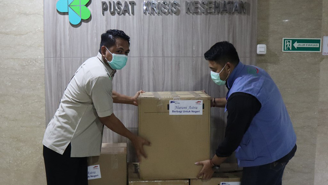 Astra menyerahkan bantuan berupa berbagai peralatan pencegahan COVID-19 kepada Kementerian Kesehatan RI, di Jakarta, Senin (23/3/2020). Bantuan berupa berbagai peralatan pencegahan COVID-19 seperti alat uji tes, alat pelindung diri, hand sanitizer hingga disinfektan.