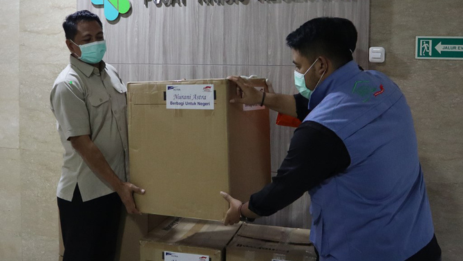 Astra menyerahkan bantuan berupa berbagai peralatan pencegahan COVID-19 kepada Kementerian Kesehatan RI, di Jakarta, Senin (23/3/2020). Bantuan berupa berbagai peralatan pencegahan COVID-19 seperti alat uji tes, alat pelindung diri, hand sanitizer hingga disinfektan.