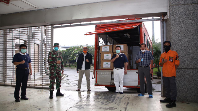 Ketum KADIN Indonesia Rosan P. Roeslani (ketiga dari kiri) bersama dengan Managing Director Sinar Mas, G. Sulistiyanto (kedua dari kanan), Perwakilan Yayasan Buddha Tzu Chi Indonesia Hong Tjhin (ketiga dari kanan) menyaksikan penyaluran donasi alat kesehatan kepada Pemerintah. Donasi senilai Rp 500 Miliar berbentuk peralatan uji cepat (rapid test kit), alat perlindungan diri (APD, personal protective equipment), alat bantu pernapasan (ventilator), serta masker.