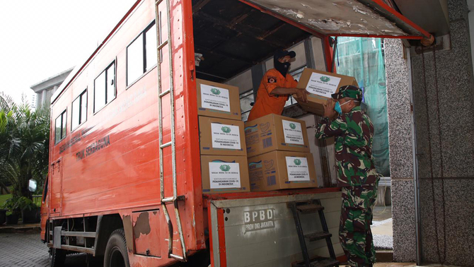 KADIN Indonesia menggandeng Yayasan Buddha Tzu Chi Indonesia bagi penanganan pandemi COVID-19 berlanjut melalui penyerahan bantuan alat kesehatan kepada Pemerintah. Donasi senilai Rp 500 Miliar berbentuk peralatan uji cepat (rapid test kit), alat perlindungan diri (APD, personal protective equipment), alat bantu pernapasan (ventilator), serta masker.
