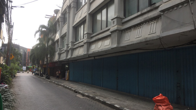 Suasana sepi Pusat Belanja Pasar Baru akibat pandemi Covid - 19, Jakarta, Selasa 24 Maret 2020. Pemerintah DKI Jakarta menghimbau agar  masyarakat tidak berada di pusat keramaian dan menjaga jarak antar orang untuk memutus penyebaran Covid -19.