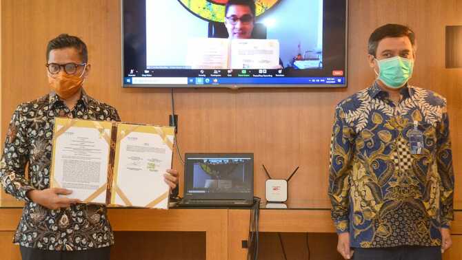 Direktur Utama PT Bank Tabungan Negara (Persero) Tbk. Pahala Nugraha Mansury didampingi Direktur Nixon LP Napitupulu bersama Ketua Umum Ikatan Alumni Universitas Indonesia (ILUNI UI) Andre Rahardian memperlihatkan naskah Nota Kesepahaman usai penandatangan Memorandum of Understanding (MoU) secara virtual di Jakarta, Rabu (23/9/2020).
