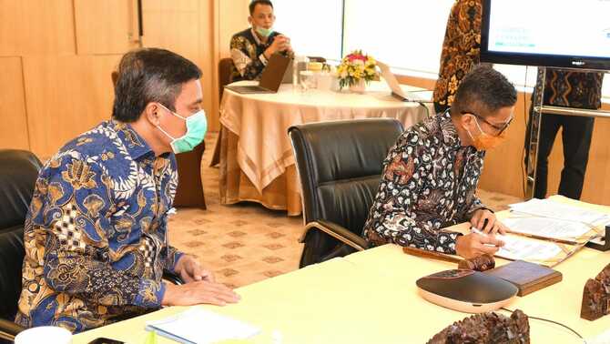 Direktur Utama PT Bank Tabungan Negara (Persero) Tbk. Pahala Nugraha Mansury didampingi Direktur Nixon LP Napitupulu bersama Ketua Umum Ikatan Alumni Universitas Indonesia (ILUNI UI) Andre Rahardian melakukan penandatangan Memorandum of Understanding (MoU) secara virtual di Jakarta, Rabu (23/9/2020).

