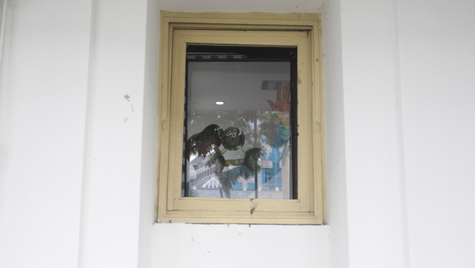Pekerja bangunan sedang memperbaiki ruang kerja Kementerian ESDM RI yang dibakar perusuh Kamis kemarin, Jakarta, Minngu (11/10/2020). Proses perbaikan akibat pengrusakan perusuh Demo UU Cipta Kerja ini sudah hampir selesai 50%.
