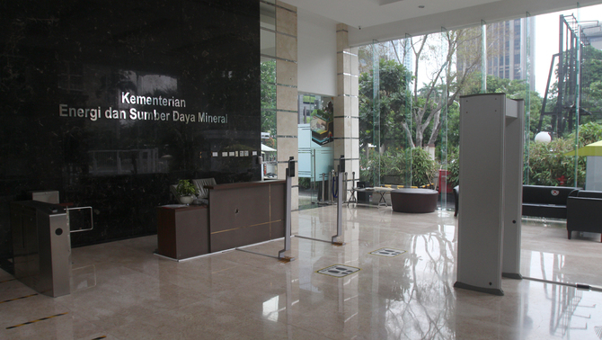 Lobi Gedung Chaerul Saleh Kementerian ESDM RI sudah nampak bersih  dari pecahan kaca  yang dipecahkan olehperusuh Kamis kemarin, Jakarta, Minngu (11/10/2020). Proses perbaikan akibat pengrusakan perusuh Demo UU Cipta Kerja ini sudah hampir selesai 50%.