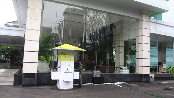 Lobi Gedung Chaerul Saleh Kementerian ESDM RI sudah nampak bersih  dari pecahan kaca  yang dipecahkan olehperusuh Kamis kemarin, Jakarta, Minngu (11/10/2020). Proses perbaikan akibat pengrusakan perusuh Demo UU Cipta Kerja ini sudah hampir selesai 50%.