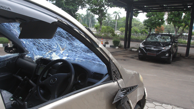Sebagian mobil aset Kemeterian ESDM RI yang dirusak oleh perusuh Kamis kemarin masih terparkir di Kemeterian ESDM RI, Jakarta, Minggu (11/10/2020). Proses perbaikan Gedung Kementerian ESDM RI akibat pengrusakan perusuh Demo UU Cipta Kerja ini sudah hampir selesai 50%.