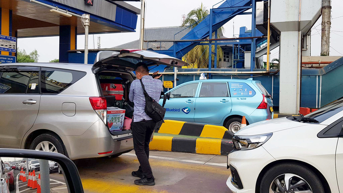 Calon penumpang pesawat terbang terpaksa berjalan kaki akibat kendaraannya terjebak macet, di Tol Sedyatmo arah Bandara Soekarno-Hatta (Soetta), Tangerang, Banten, Selasa, 10 November 2020. 