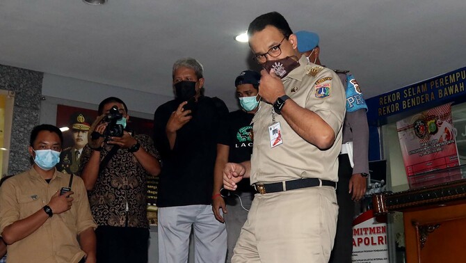 Gubernur DKI Jakarta Anies Baswedan, keluar dari ruang pemeriksaan setelah dimintai klarifikasi oleh polisi terkait dugaan pelanggaran protokol kesehatan di acara pernikahan putri dari Muhammad Rizieq Syihab di Petamburan, Jakarta Pusat, akhir pekan lalu di Gedung Direktorat Reserse Kriminal Umum Polda Metro Jaya, Jakarta, Senin, 17 November 2020. 