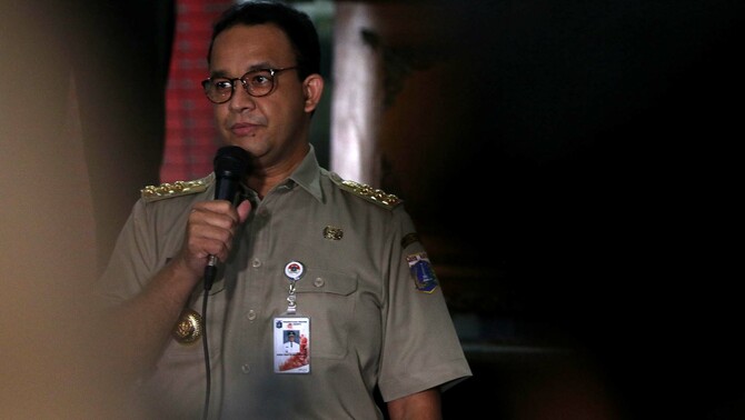 Gubernur DKI Jakarta Anies Baswedan, menjawab pertanyaann wartawan usai keluar dari ruang pemeriksaan setelah dimintai klarifikasi oleh polisi terkait dugaan pelanggaran protokol kesehatan di acara pernikahan putri dari Muhammad Rizieq Syihab di Petamburan, Jakarta Pusat, akhir pekan lalu di Gedung Direktorat Reserse Kriminal Umum Polda Metro Jaya, Jakarta, Senin, 17 November 2020. 