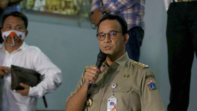 Gubernur DKI Jakarta Anies Baswedan, menjawab pertanyaann wartawan usai keluar dari ruang pemeriksaan setelah dimintai klarifikasi oleh polisi terkait dugaan pelanggaran protokol kesehatan di acara pernikahan putri dari Muhammad Rizieq Syihab di Petamburan, Jakarta Pusat, akhir pekan lalu di Gedung Direktorat Reserse Kriminal Umum Polda Metro Jaya, Jakarta, Senin, 17 November 2020. 