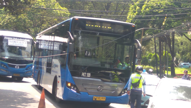 Kabel terjuntai tersangkut di badan bus Transjakarta di depan Taman Mataram, Kebayoran, Jakarta, Kamis (19/11/2020). Kejadian ini menyebabkan kemacetan di sepanjang Jalan Pattimura menuju Senayan.