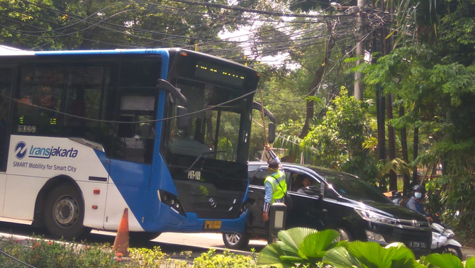 Kabel terjuntai tersangkut di badan bus Transjakarta di depan Taman Mataram, Kebayoran, Jakarta, Kamis (19/11/2020). Kejadian ini menyebabkan kemacetan di sepanjang Jalan Pattimura menuju Senayan.