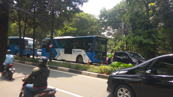 Kabel terjuntai tersangkut di badan bus Transjakarta di depan Taman Mataram, Kebayoran, Jakarta, Kamis (19/11/2020). Kejadian ini menyebabkan kemacetan di sepanjang Jalan Pattimura menuju Senayan.