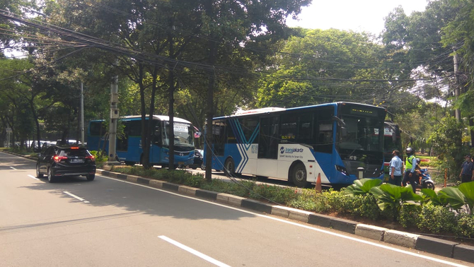 Kabel terjuntai tersangkut di badan bus Transjakarta di depan Taman Mataram, Kebayoran, Jakarta, Kamis (19/11/2020). Kejadian ini menyebabkan kemacetan di sepanjang Jalan Pattimura menuju Senayan.