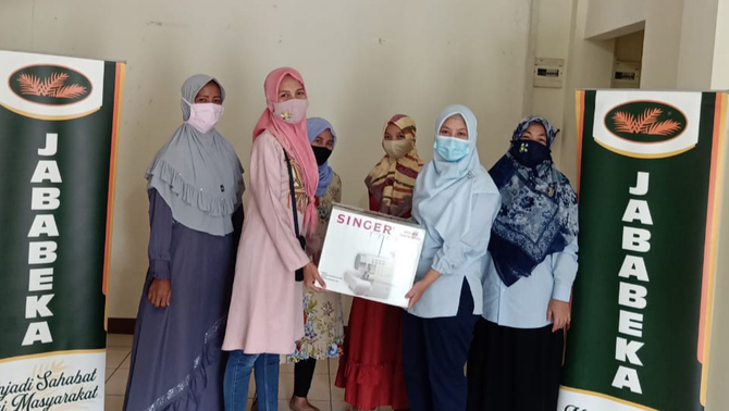 Wiwi Modeste salah satu komunitas jahit yang diinisiasi oleh Wiwi Marwiyah di Kampung Panjang Cikarang menerima donasi mesin obras dan neci dari Jababeka, Bekasi, Kamis (19/11/2020). Jabeka Group melalui salah satu anak usahanya yaitu PT. Jababeka Infrastruktur, tergerak untuk membantu melalui Program Jabat Ekonomi Ibu Super, kepada Komunitas Wiwi Modiste untuk dapat dipergunakan bersama sehingga dapat membantu meningkatkan produktivitas usaha jahitnya. Aris Dwi Cahyanto, General Manager PT. Jababeka Infrastruktur, menyampaikan “Bantuan ini secara fisik hanya mesin, namun secara non fisik juga memberikan penciptaan lapangan kerja dan nilai ekonomi bagi warga yang berminat pada usaha jahit .”