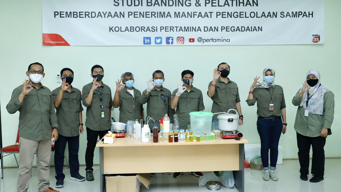 Pertamina menggandeng PT Pegadaian yang juga memiliki mitra binaan Bank Sampah untuk
sama-sama mendorong produksi energi terbarukan yang ramah lingkungan, Jakarta, Kamis (19/11/2020). Melalui program ini, diharapkan Pertamina dan Pegadaian dapat berkontribusi mendukung pemerintah pada pencapaian SDGs poin 7 yakni energi bersih dan terjangkau serta poin 8 yakni peningkatan pertumbuhan ekonomi yang inklusif dan berkelanjutan. 