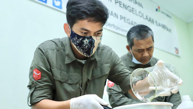 Pertamina menggandeng PT Pegadaian yang juga memiliki mitra binaan Bank Sampah untuk
sama-sama mendorong produksi energi terbarukan yang ramah lingkungan, Jakarta, Kamis (19/11/2020). Melalui program ini, diharapkan Pertamina dan Pegadaian dapat berkontribusi mendukung pemerintah pada pencapaian SDGs poin 7 yakni energi bersih dan terjangkau serta poin 8 yakni peningkatan pertumbuhan ekonomi yang inklusif dan berkelanjutan. 
