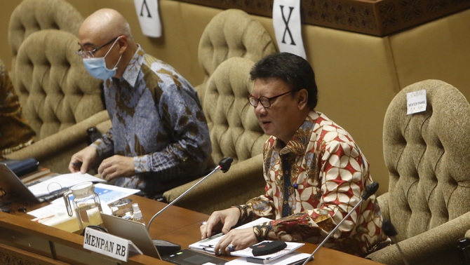 Menteri Pemberdayaan Aparatur Negara dan Reformasi Birokrasi Tjahjo Kumolo mengikuti rapat kerja bersama Komisi II DPR di Kompleks Parlemen, Senayan, Jakarta, Kamis (19/11/2020). 
