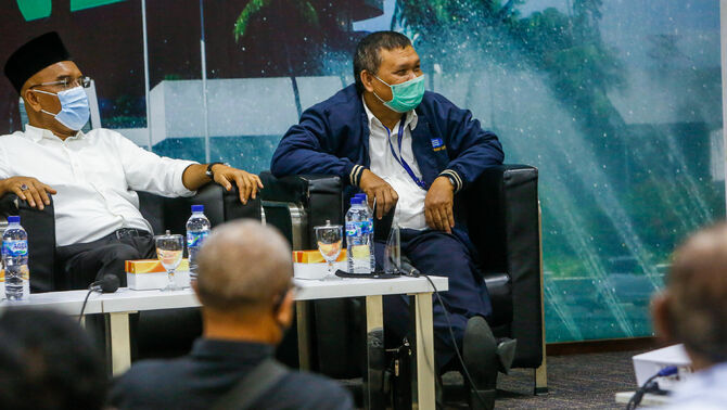 Wakil Ketua Komisi VIII DPR dari Fraksi PKB Marwan Dasopang (kiri) bersama Pakar Komunikasi Emrus Sihombing tampil sebagai pembicara dalam diskusi Dialektika Demokrasi dengan tema Bantuan Sosial Sudahkah Tepat Sasaran?, di Kompleks Parlemen, Senayan, Kamis (19/11/2020).