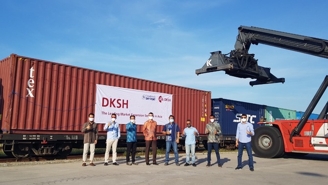 Managing Director Cikarang Dry Port Benny Woenardi dan Head, Country Management DKSH IndonesiaTay Lim Pin menghadiri kerja sama untuk mengembangkan solusi logistik ramah lingkungan, Cikarang, Bekasi, Jumat (20/11/2020). DKSH  tertarik menggunakan layanan kereta api peti kemas baik untuk kegiatan ekspor impor maupun distribusi domestik agar rantai pasok DKSH menjadi lebih efisien dan lebih ramah lingkungan. Hal ini sejalan dengan visi DKSH untuk mengurangi jejak karbon dalam logistik selama tiga tahun belakangan ini. Hal itu dimungkinkan karena Cikarang Dry Port secara strategis menghubungkan zona industri di koridor timur Jakarta ke pelabuhan laut Tanjung Priok dan Surabaya. Baik melalui jalur kereta api maupun jalan tol lintas Jawa. Hal ini menjadikan Cikarang Dry Port sebagai pilihan ideal baik untuk kegiatan ekspor impor maupun distribusi domestik bagi industri di sekitarnya.
 



