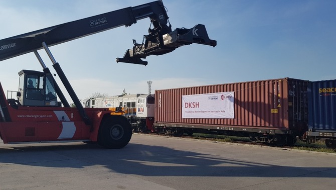 Managing Director Cikarang Dry Port Benny Woenardi dan Head, Country Management DKSH IndonesiaTay Lim Pin menghadiri kerja sama untuk mengembangkan solusi logistik ramah lingkungan, Cikarang, Bekasi, Jumat (20/11/2020). DKSH  tertarik menggunakan layanan kereta api peti kemas baik untuk kegiatan ekspor impor maupun distribusi domestik agar rantai pasok DKSH menjadi lebih efisien dan lebih ramah lingkungan. Hal ini sejalan dengan visi DKSH untuk mengurangi jejak karbon dalam logistik selama tiga tahun belakangan ini. Hal itu dimungkinkan karena Cikarang Dry Port secara strategis menghubungkan zona industri di koridor timur Jakarta ke pelabuhan laut Tanjung Priok dan Surabaya. Baik melalui jalur kereta api maupun jalan tol lintas Jawa. Hal ini menjadikan Cikarang Dry Port sebagai pilihan ideal baik untuk kegiatan ekspor impor maupun distribusi domestik bagi industri di sekitarnya.
