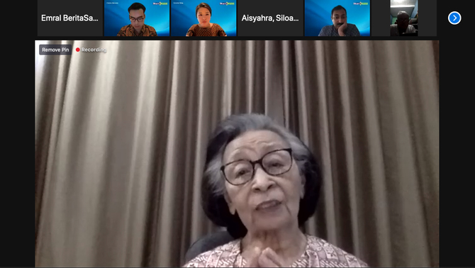 Ahli Patologi Prof. Siti Boedina Kresna menghadiri peluncuran Tes Molekuler Isotermal secara virtual, Jumat (20/11/2020). Wakil Presiden Direktur Siloam Hospitals Group Caroline Riady menjelaskan keunggulan Tes Swab Covid - 19 terbaru yakni Tes Molekuler Isotermal. Tes ini memiliki keunggulan mudah diakses dan diterapkan terutama sebagai penggunaan Point of Care Test (POCT), performa tinggi dengan sensitivitas dan spesifitas tinggi, kesalahan hasil tes yang minimal, teknologi dari Amerika Serikat telah tersertifikasi FDA EUA, CLIA Waived, dan CE Eropa.