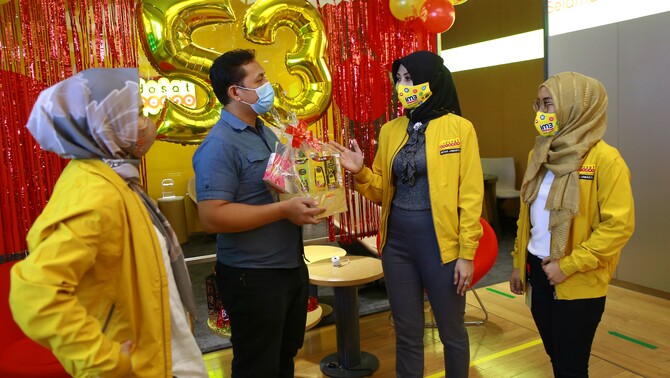 AVP- Head of Retail Postpaid Indosat Ooredoo Reg. Jakarta Kartika Mirmaningtyas (kedua kanan) didampingi RCM Retail Cluster Manager Widi Hastuti (kiri), RSM Retail Store Manager Lusi Novita Sari (kanan) saat memberikan bingkisan kepada pelanggan dalam rangka merayakan HUT ke 53 Indosat Ooredoo di gerai Indosat Ooredoo Kota Kasablanka, Jakarta, Jumat (20/11/2020). Indosat Ooredoo merayakan HUT ke 53 dengan memberikan berbagai promo kepada para pelanggannya.