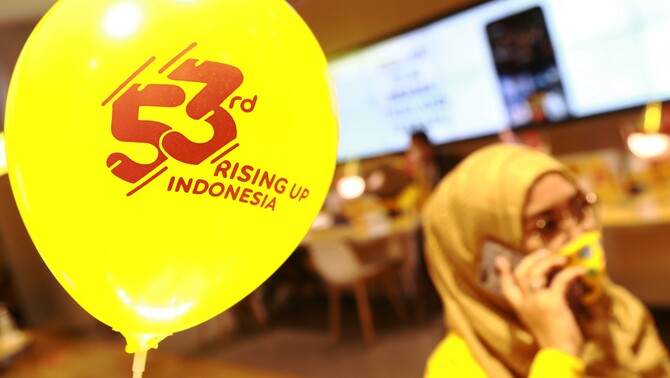 Pelanggan di gerai Indosat Ooredoo Kota Kasablanka, Jakarta, Jumat (20/11/2020). Indosat Ooredoo merayakan HUT ke 53 dengan memberikan berbagai promo kepada para pelanggannya.