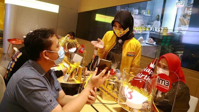 AVP- Head of Retail Postpaid Indosat Ooredoo Reg. Jakarta Kartika Mirmaningtyas menyapa pelanggan dalam rangka merayakan HUT ke 53 Indosat Ooredoo di gerai Indosat Ooredoo Kota Kasablanka, Jakarta, Jumat (20/11/2020). Indosat Ooredoo merayakan HUT ke 53 dengan memberikan berbagai promo kepada para pelanggannya.