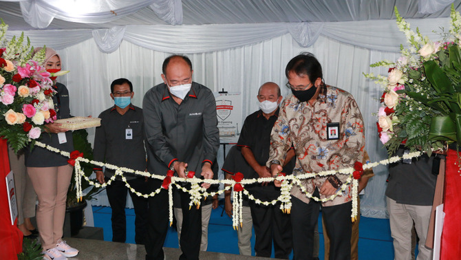 Kepala BP BUMD DKI Jakarta, Faisal Syafrudin (depan kiri) bersama Kepala Otoritas Jasa Keuangan Regional 1 DKI Jakarta & Banten, Dhani Gunawan Idat (depan kanan) didampingi Komisaris & Direksi Bank DKI melakukan simbolis pemotongan pita atas soft opening Learning Center Bank DKI, di Jakarta. Selasa (29/12/2020).
