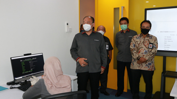 Kepala BP BUMD DKI Jakarta, Faisal Syafrudin (depan) bersama Kepala Otoritas Jasa Keuangan Regional 1 DKI Jakarta & Banten, Dhani Gunawan Idat (paling kanan) didampingi Komisaris & Direksi Bank DKI memberikan arahan kepada peserta pelatihan pengkinian data dalam fasilitas ruang komputer pada acara soft opening Learning Center Bank DKI, di Jakarta,  Selasa (29/12/2020). 