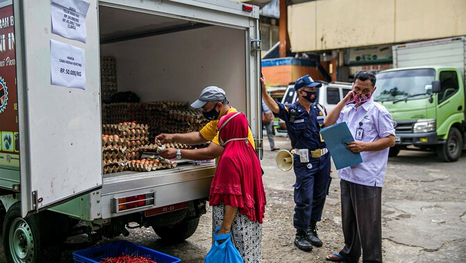 Petugas melayani pembeli telur ayam ras saat Gelar Pangan Murah (GPM) yang dilaksanakan oleh Kementerian Pertanian bekerja sama dengan Dinas Ketahanan Pangan, Kelautan dan Perikanan (DKPKP) DKI Jakarta di Pasar Cipete, Jakarta, Selasa, 29 Desember 2020. 