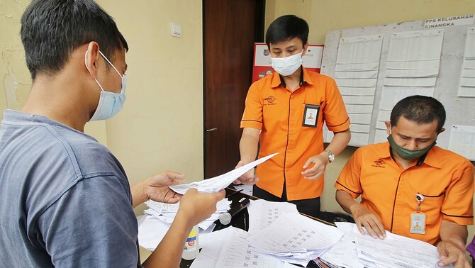 Petugas PT Pos melakukan proses pendataan saat penyaluran bantuan sosial (Bansos) pemerintah provinsi Jawa Barat di Kelurahan Cinangka, Depok, Jawa Barat, Selasa, 29 Desember 2020. 