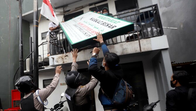 Sejumlah anggota gabungan TNI-Polri membongkar plang kantor DPP FPI (Front Pembela Islam) di kawasan Petamburan, Jakarta Pusat, Rabu 30 Desember 2020.
