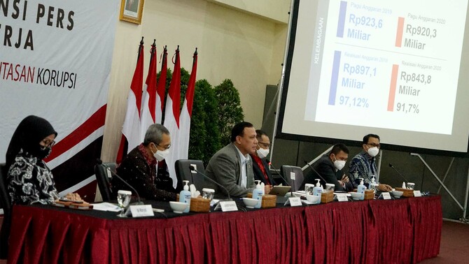 Ketua Komisi Pemberantasan Korupsi (KPK) Firli Bahuri (tengah), bersama jajaran pimpinan KPK,  menyampaikan keterangan pers terkait kinerja pemberantasan korupsi sepanjang tahun 2020 di Gedung Murah Putih, KPK, Jakarta, Rabu, 30 Desember 2020.  