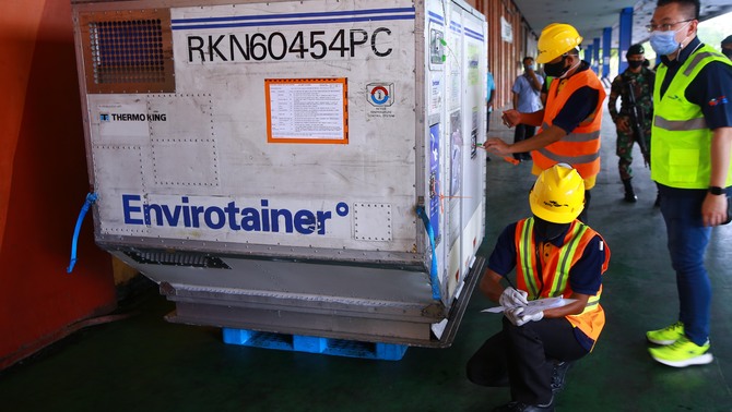 Petugas memeriksa kelengkapan paket pesanan1,8 juta vaksin Covid-19  yang merupakan batch kedua dari vaksin Sinovac, di Terminal Kargo Bandara Soekarno-Hatta, Tangerang, Banten, Kamis 31 Desember 2020. Pemerintah dalam waktu dekat akan mendistribusikan vaksin Covid-19 ke 34 provinsi.