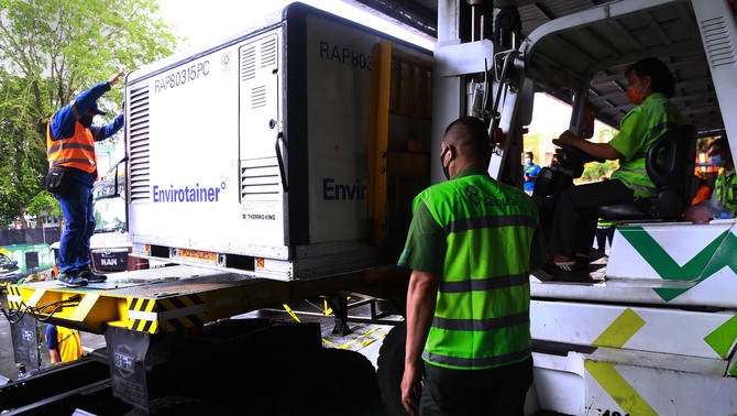 Petugas memindahkan paket vaksin Covid-19 ke truk di Terminal Kargo Bandara Soekarno-Hatta, Tangerang, Banten, Kamis 31 Desember 2020. Pemerintah dalam waktu dekat akan mendistribusikan vaksin Covid-19 ke 34 provinsi.