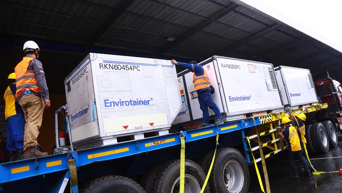 Petugas memindahkan paket vaksin Covid-19 ke truk di Terminal Kargo Bandara Soekarno-Hatta, Tangerang, Banten, Kamis 31 Desember 2020. Pemerintah dalam waktu dekat akan mendistribusikan vaksin Covid-19 ke 34 provinsi.