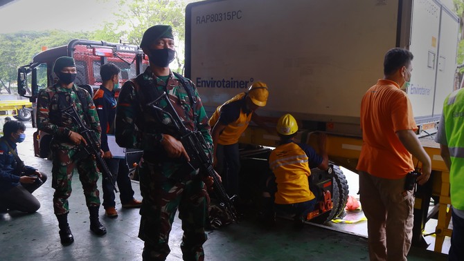 Anggota TNI ikut menjaga kedatangan paket vaksin Covid-19 ke truk di Terminal Kargo Bandara Soekarno-Hatta, Tangerang, Banten, Kamis 31 Desember 2020. Pemerintah dalam waktu dekat akan mendistribusikan vaksin Covid-19 ke 34 provinsi.
