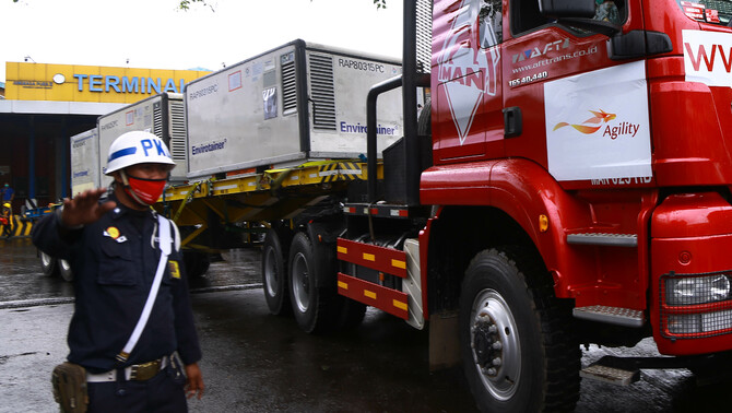 Truk mengangkut paket vaksin Covid-19 di Terminal Kargo Bandara Soekarno-Hatta, Tangerang, Banten, Kamis 31 Desember 2020. Pemerintah dalam waktu dekat akan mendistribusikan vaksin Covid-19 ke 34 provinsi.