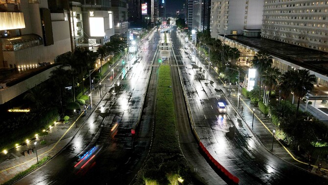 Foto aerial kawasan Bunderan HI yang lengang dari lalu lintas kendaraan di Jalan M.H. Thamrin, Jakarta Pusat, Kamis 31 Desember 2020.
