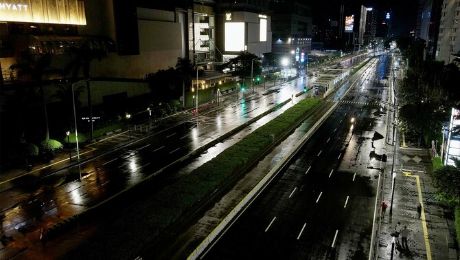 Foto aerial kawasan Bunderan HI yang lengang dari lalu lintas kendaraan di Jalan M.H. Thamrin, Jakarta Pusat, Kamis 31 Desember 2020.