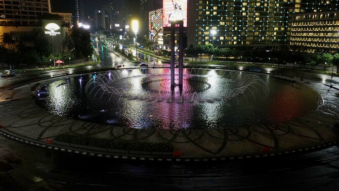 Foto aerial kawasan Bunderan HI yang lengang dari lalu lintas kendaraan di Jalan M.H. Thamrin, Jakarta Pusat, Kamis 31 Desember 2020.