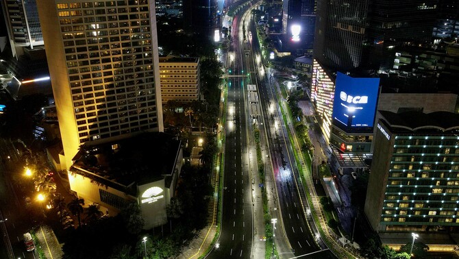 Foto aerial kawasan Bunderan HI yang lengang dari lalu lintas kendaraan di Jalan M.H. Thamrin, Jakarta Pusat, Kamis 31 Desember 2020.