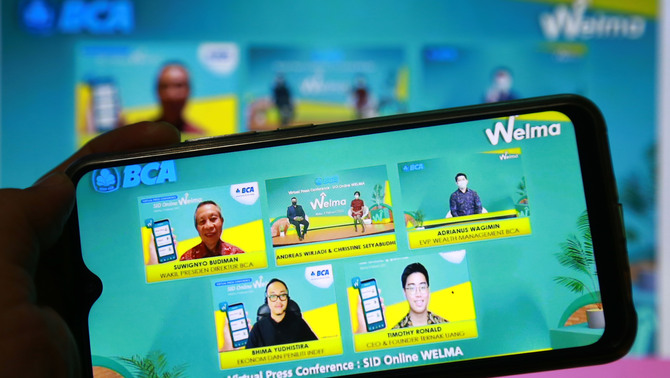 Wakil Presiden Direktur BCA Suwignyo Budiman (kiri), SEVP Wealth Management BCA Christine Setyabudhi (tengah), EVP Wealth Management BCA Adrianus Wagimin (kanan), Ekonom dan Peneliti INDEF Bhima Yudhistira (kiri bawah) dan CEO & Founder Ternak Uang Timothy Ronald (kanan bawah) saat launching fitur baru SID Online, Rabu, 3 Februari 2021. Fitur pendaftaran Single Investor Identification (SID) Online memfasilitasi dan memudahkan nasabah dalam melakukan pendaftaran nomor SID sebagai syarat melakukan transaksi investasi.