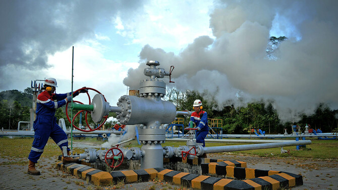 Pekerja mengawasi sumur panas bumi (Geothermal) Unit 5-6 di Desa Tompaso, Minahasa, Sulawesi Utara, 30 Maret 2016. Indonesia memiliki potensi panas bumi hampir 29.000 MW atau mencapai 40% total potensi panas bumi dunia yang merupakan sumber energi ramah lingkungan. PT Pertamina Geothermal Energy (PGE) memprioritaskan pengembangan dan aplikasinya sebagai proyek strategis hingga 2019. FOTO: BeritaSatu Photo/Danung Arifin
