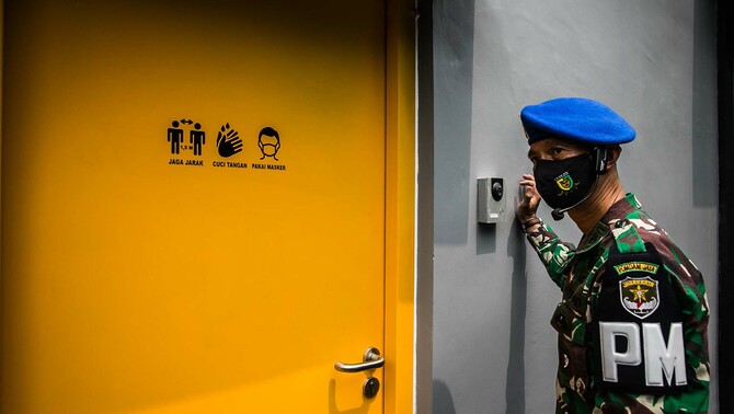 Anggota Puspom TNI AD di depan pintu masuk Instalasi Rumah Tahanan Militer POM Guntur, Jakarta Selatan, Selasa 20 April 2021.